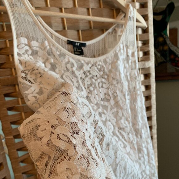 ☁️ HOST PICK❕Gorgeous Euro Summer Delicate Lace Tank Top - Picture 2 of 4